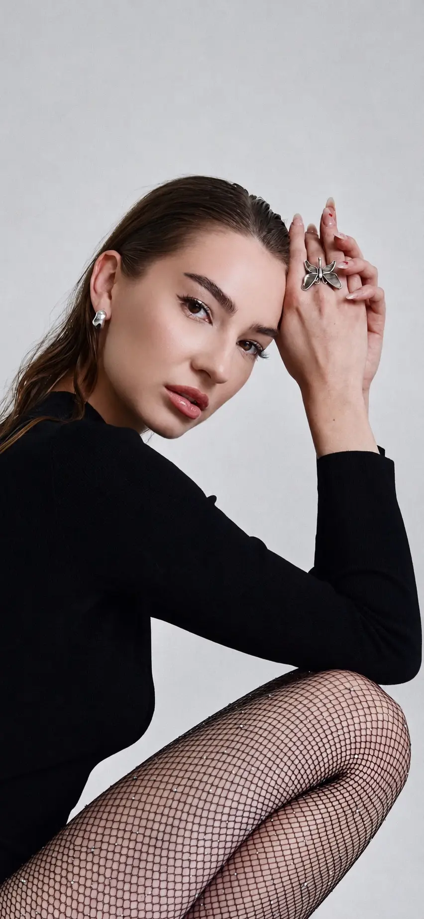 Martyna Jablonski — editorial beauty portrait in black